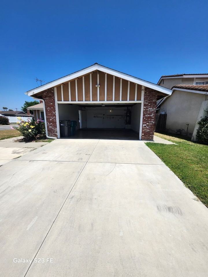 13619 Frady Ave - Photo 5 of 40