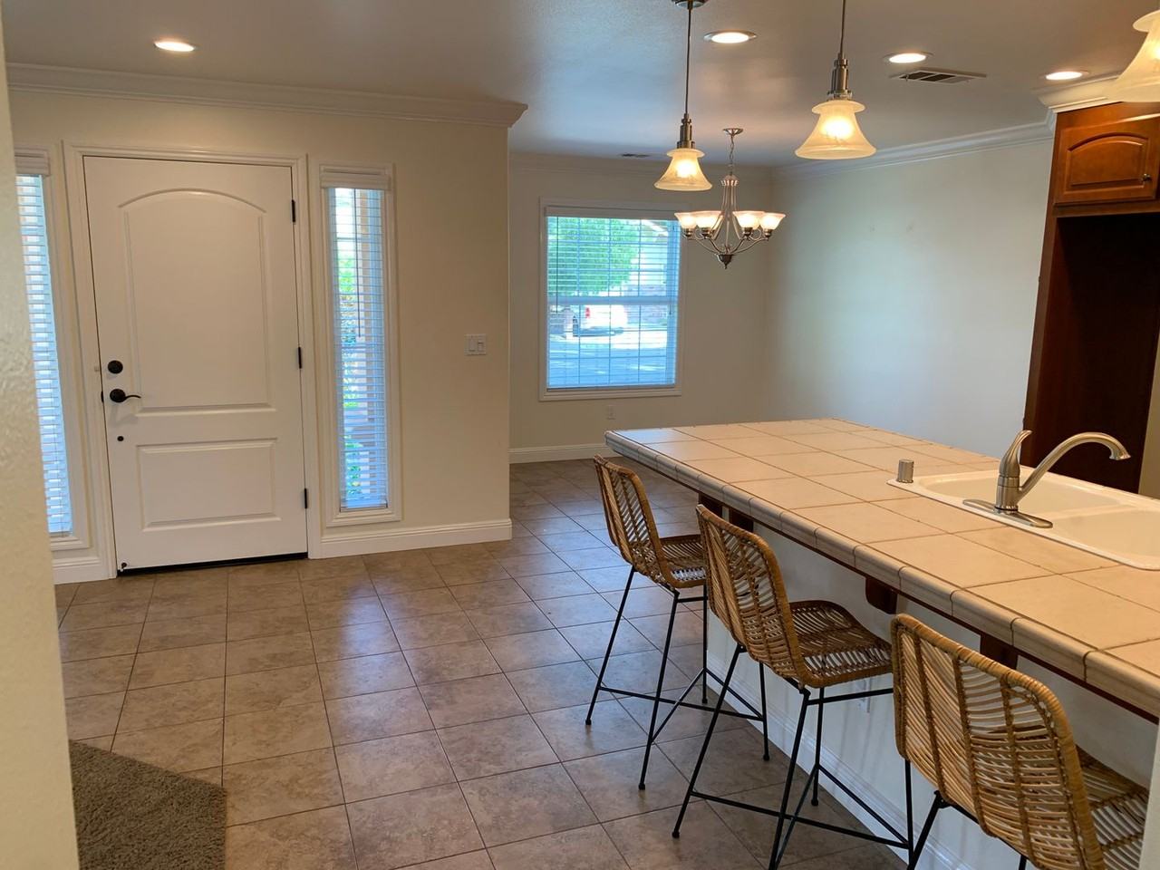 338 W 20th St - Photo 3 of 25