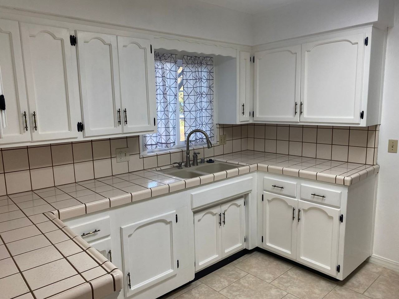 2948 S Conyer St - Photo 3 of 14