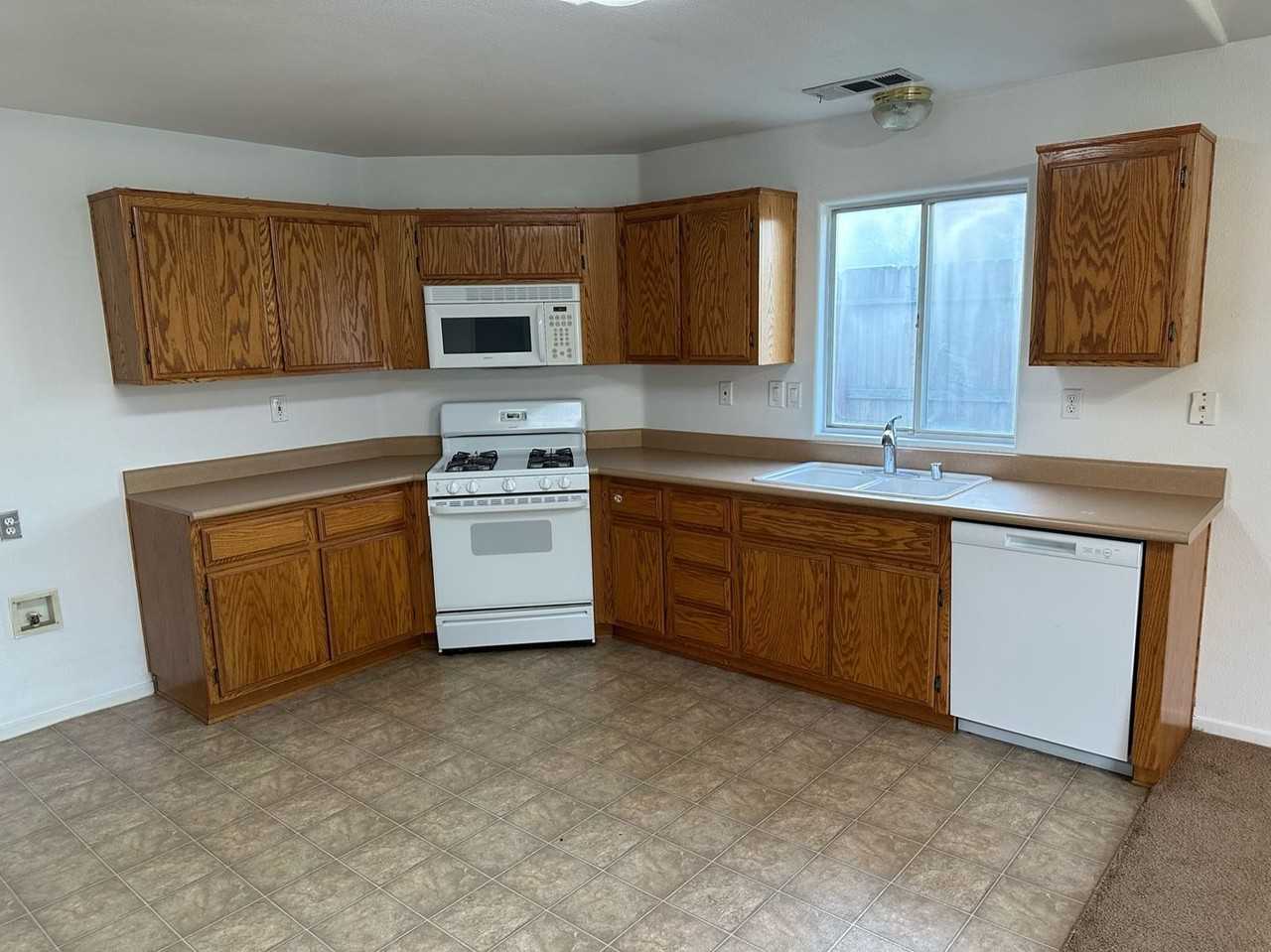 1724 E Country Ct - Photo 3 of 19