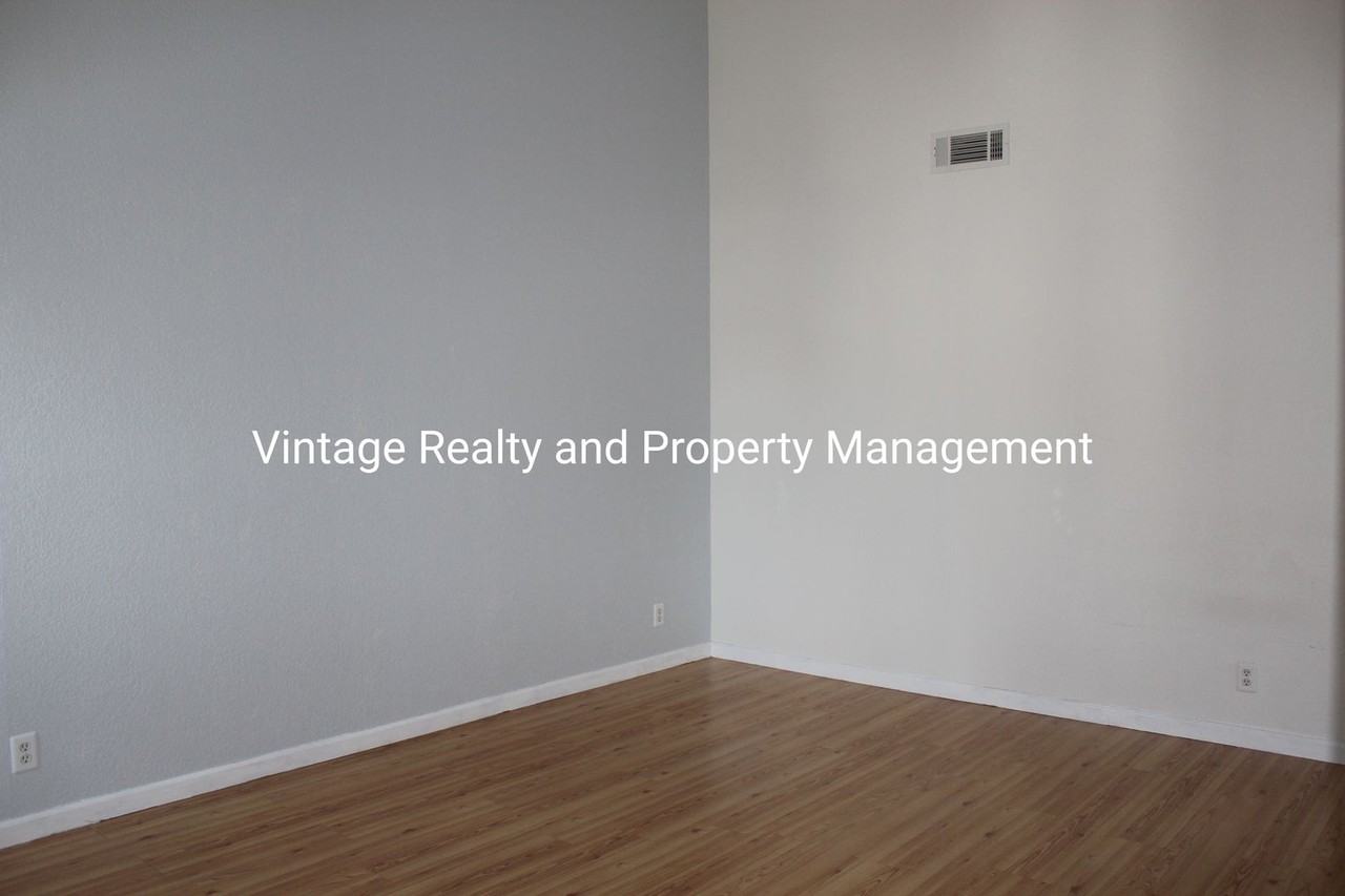 445 Almond Dr #129 - Photo 5 of 16