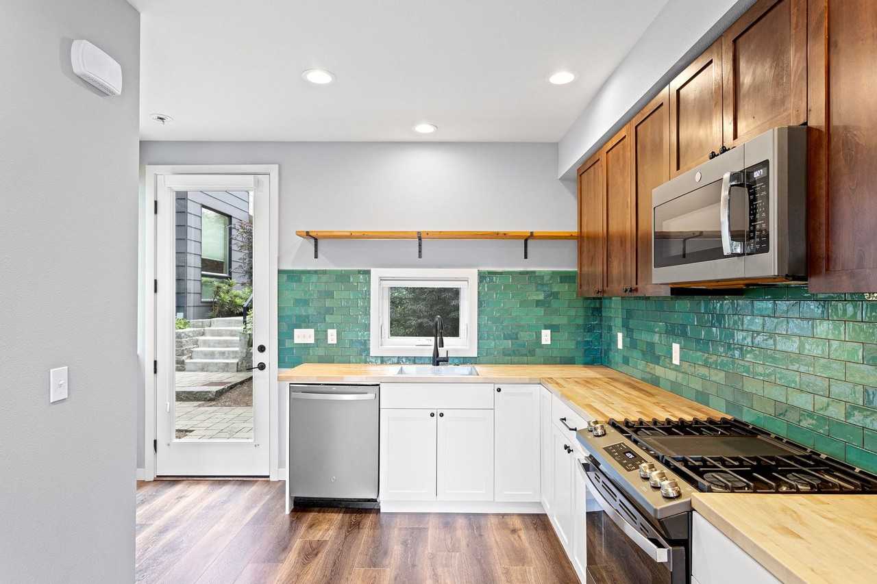 10706 Greenwood Ave N - Photo 3 of 26