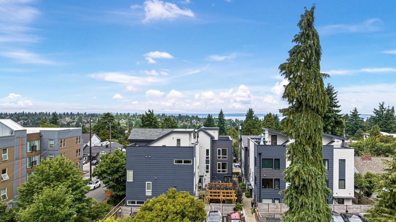 10706 Greenwood Ave N - Photo 5 of 26