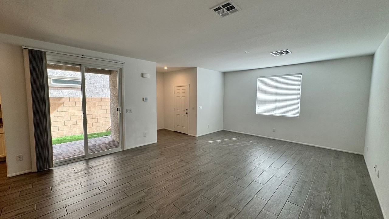 10563 Sariah Skye Ave - Photo 2 of 33