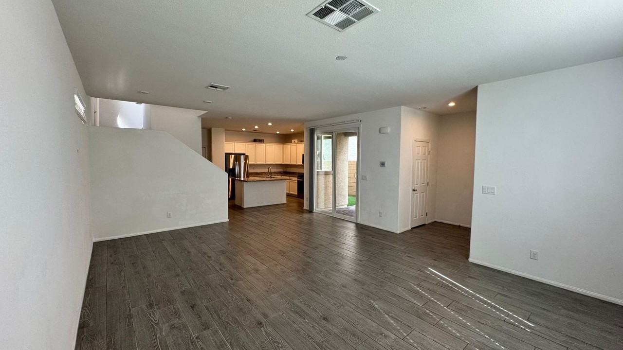 10563 Sariah Skye Ave - Photo 3 of 33