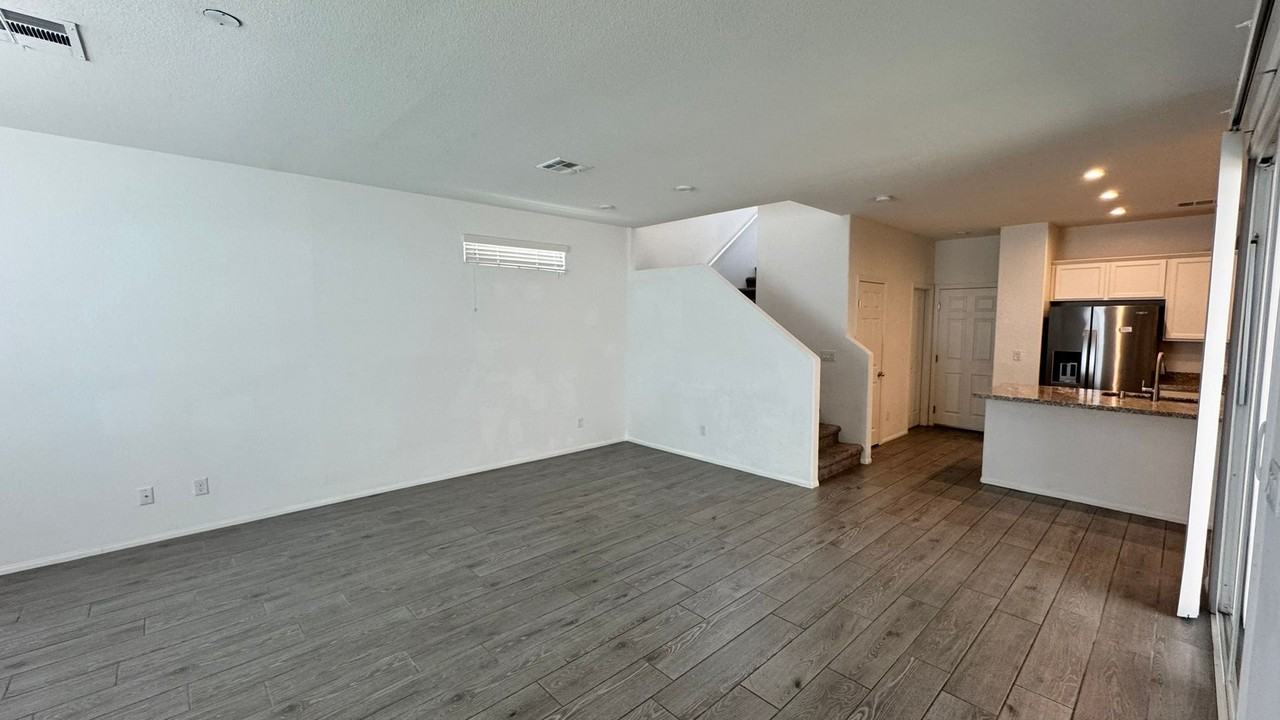 10563 Sariah Skye Ave - Photo 4 of 33