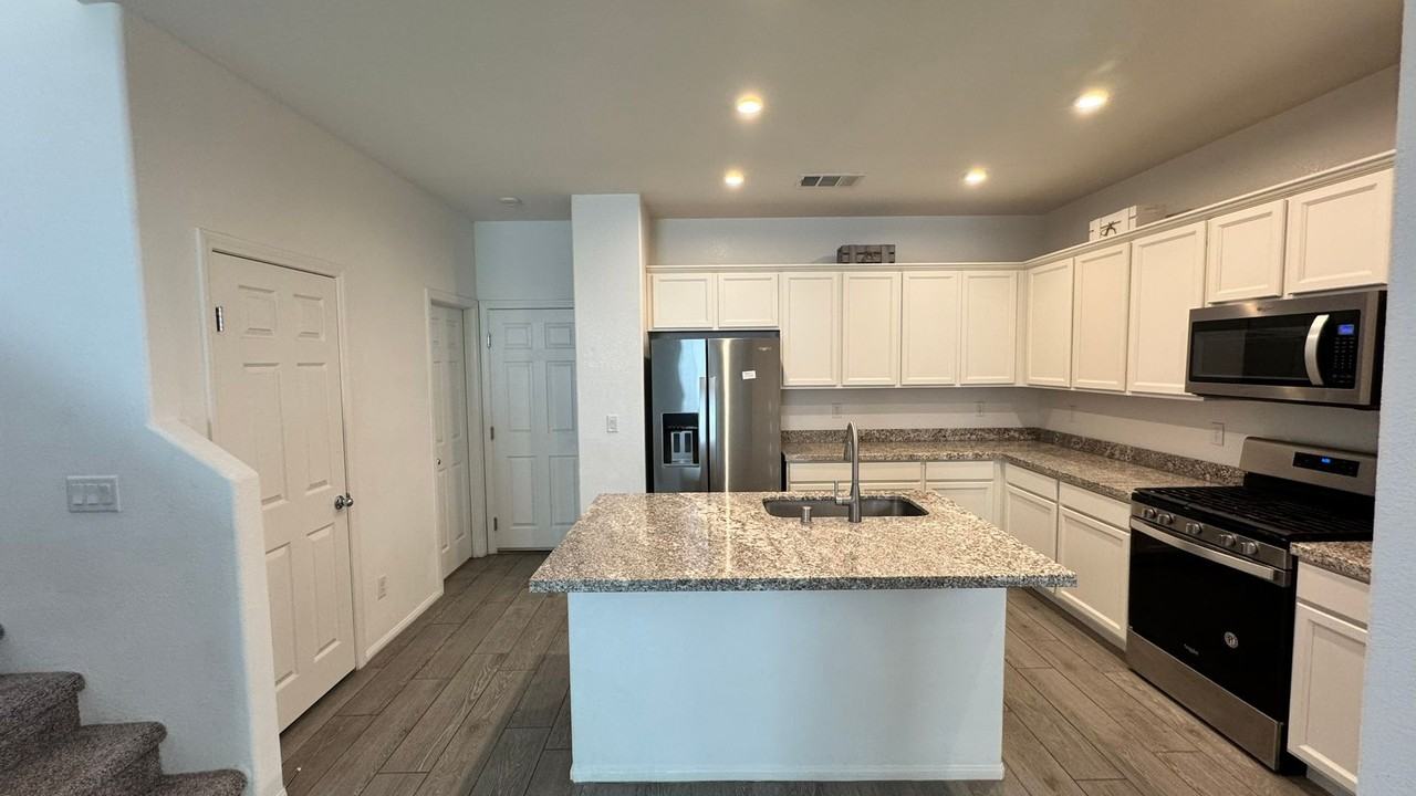 10563 Sariah Skye Ave - Photo 5 of 33