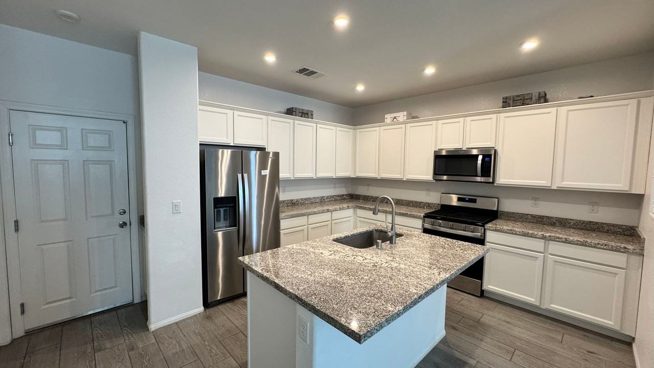 10563 Sariah Skye Ave - Photo 6 of 33