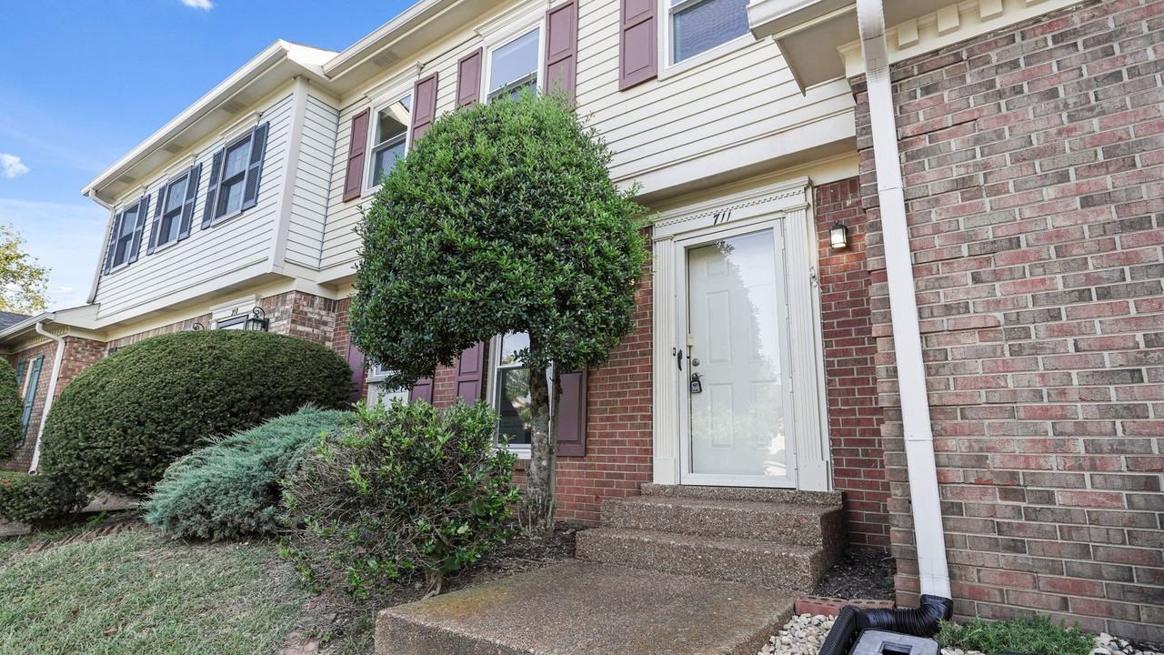 711 Brentwood Pt - Photo 3 of 26