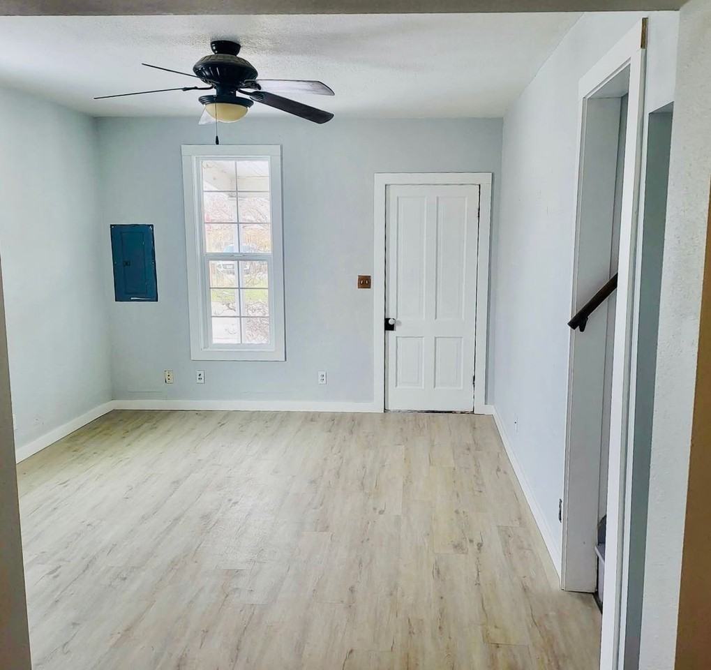 312 E Electric St - Photo 2 of 14