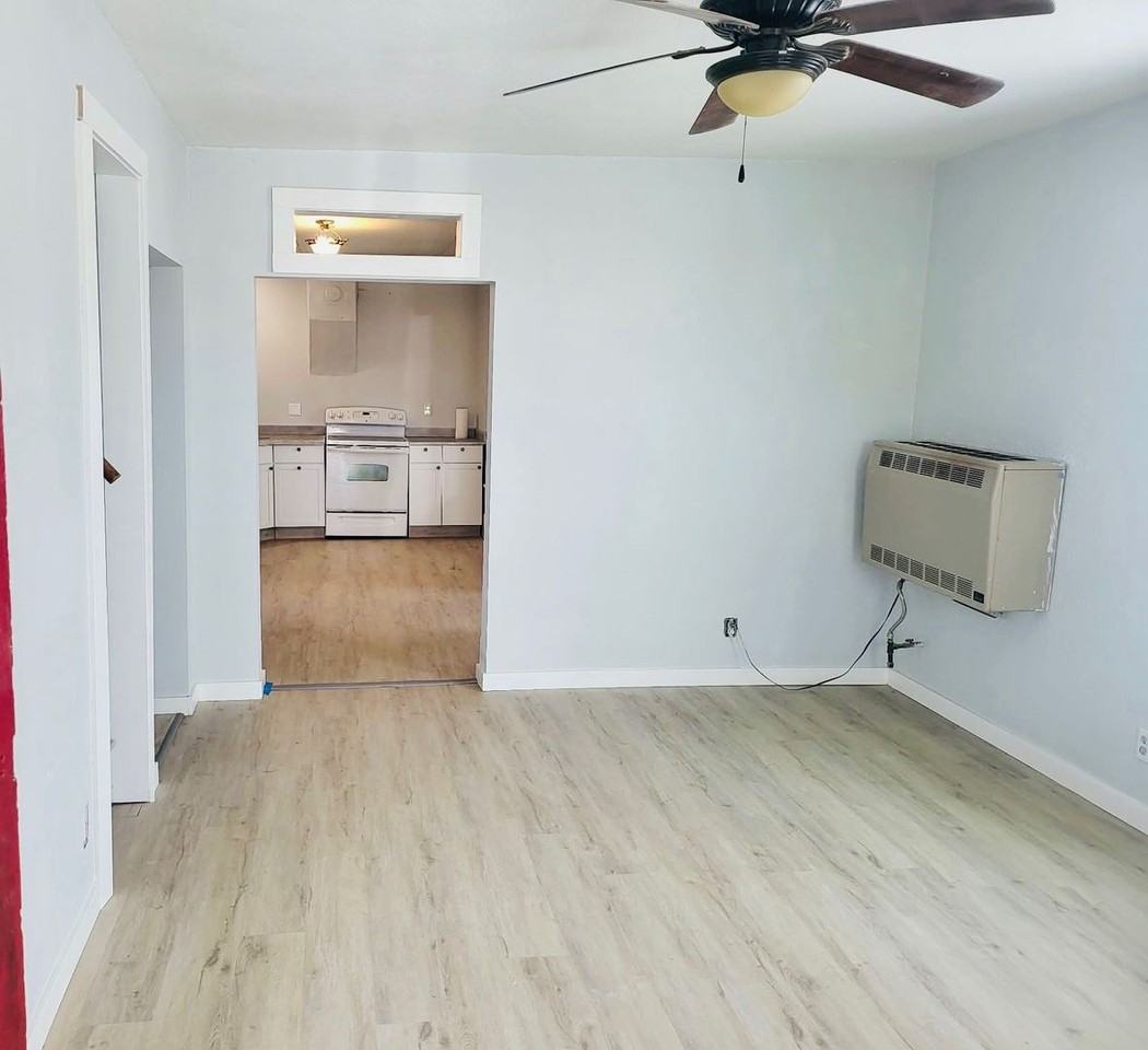 312 E Electric St - Photo 3 of 14