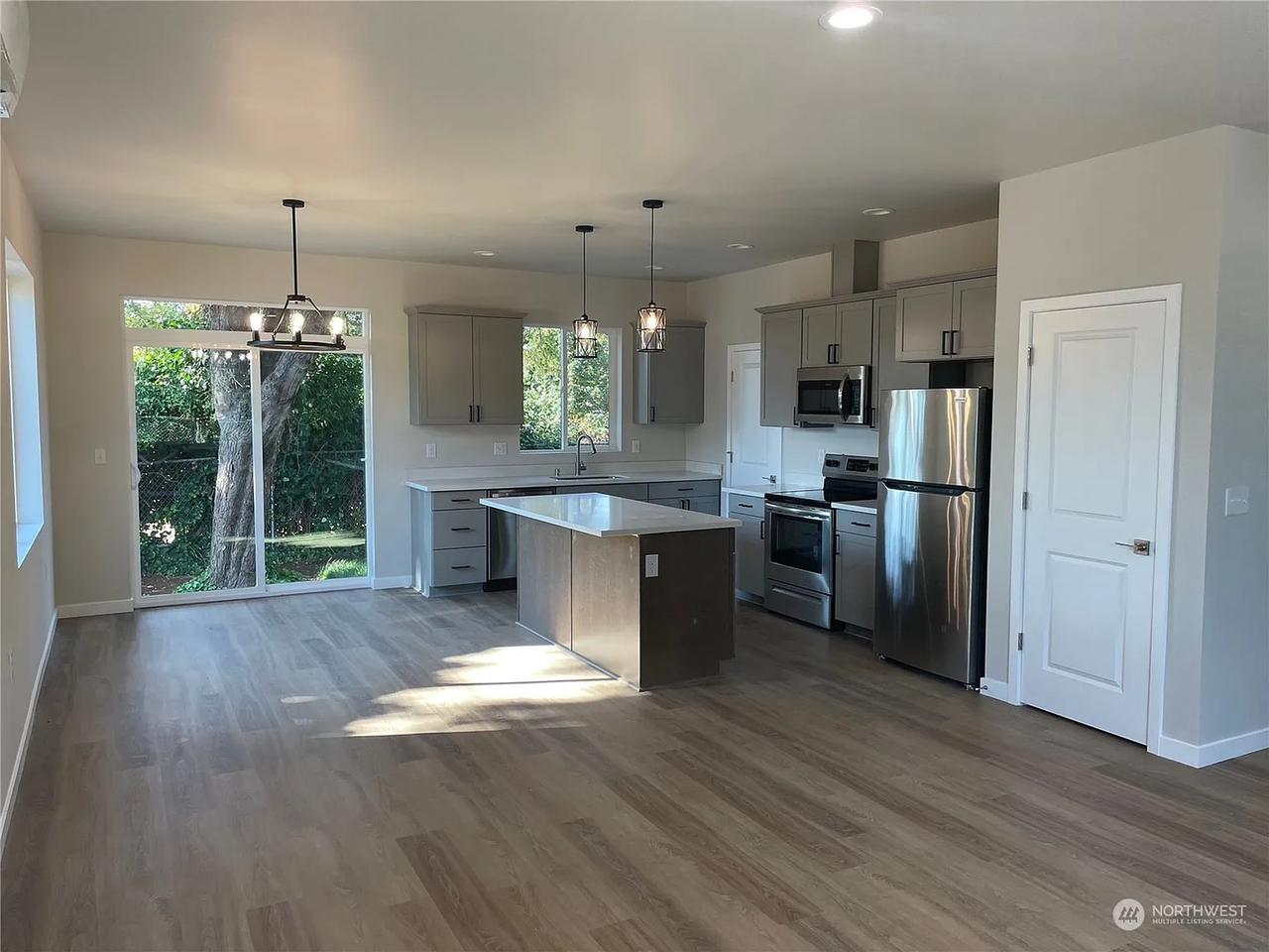 2747 Callahan Dr - Photo 3 of 13