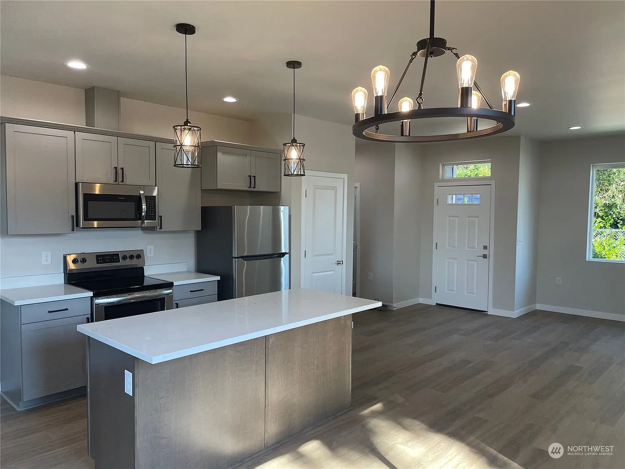 2747 Callahan Dr - Photo 4 of 13