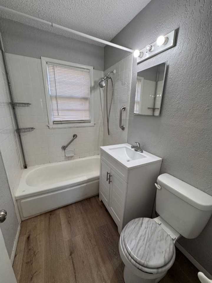 1104 Se 39th St - Photo 6 of 10