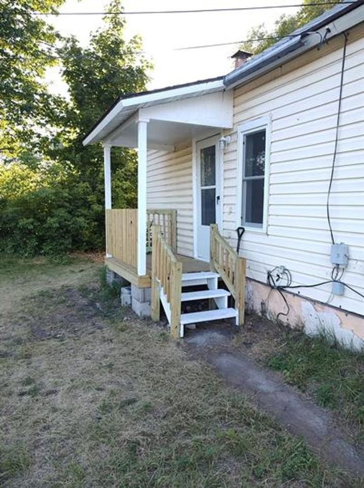 709 8th St - Photo 4 of 11