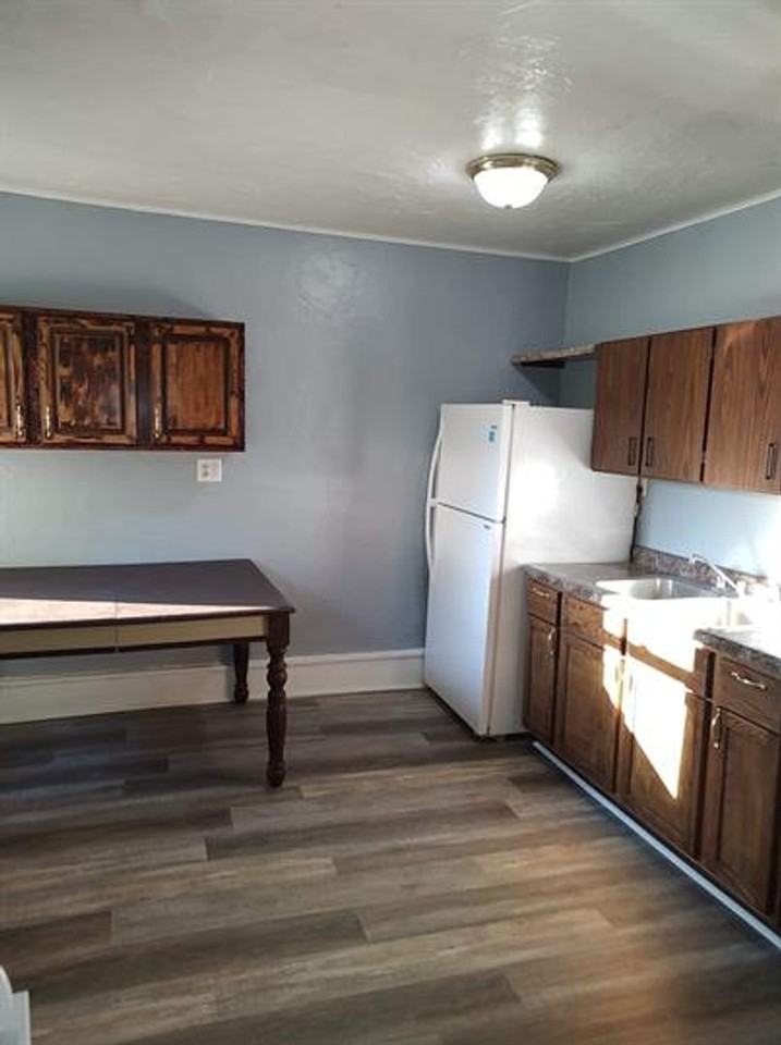 709 8th St - Photo 5 of 11