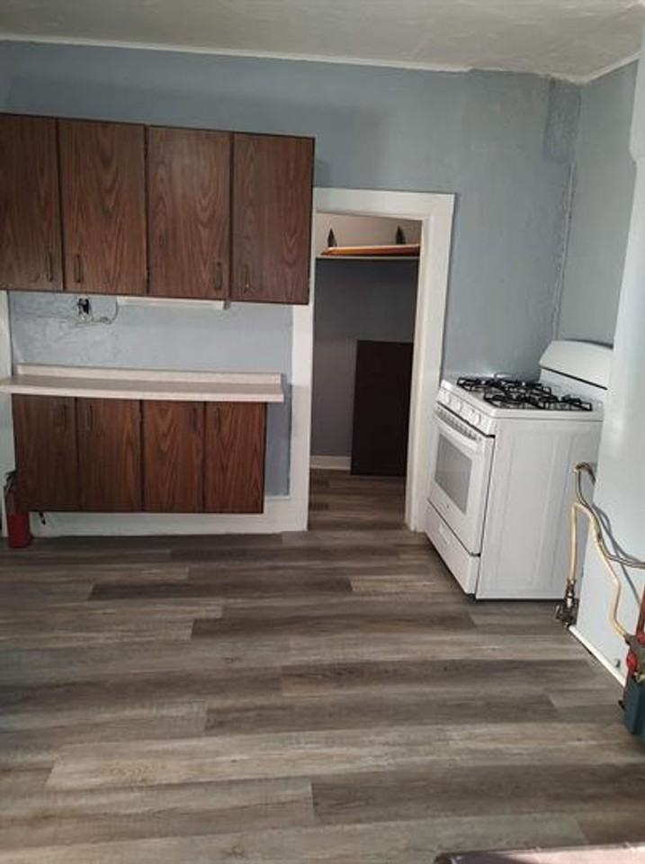 709 8th St - Photo 6 of 11