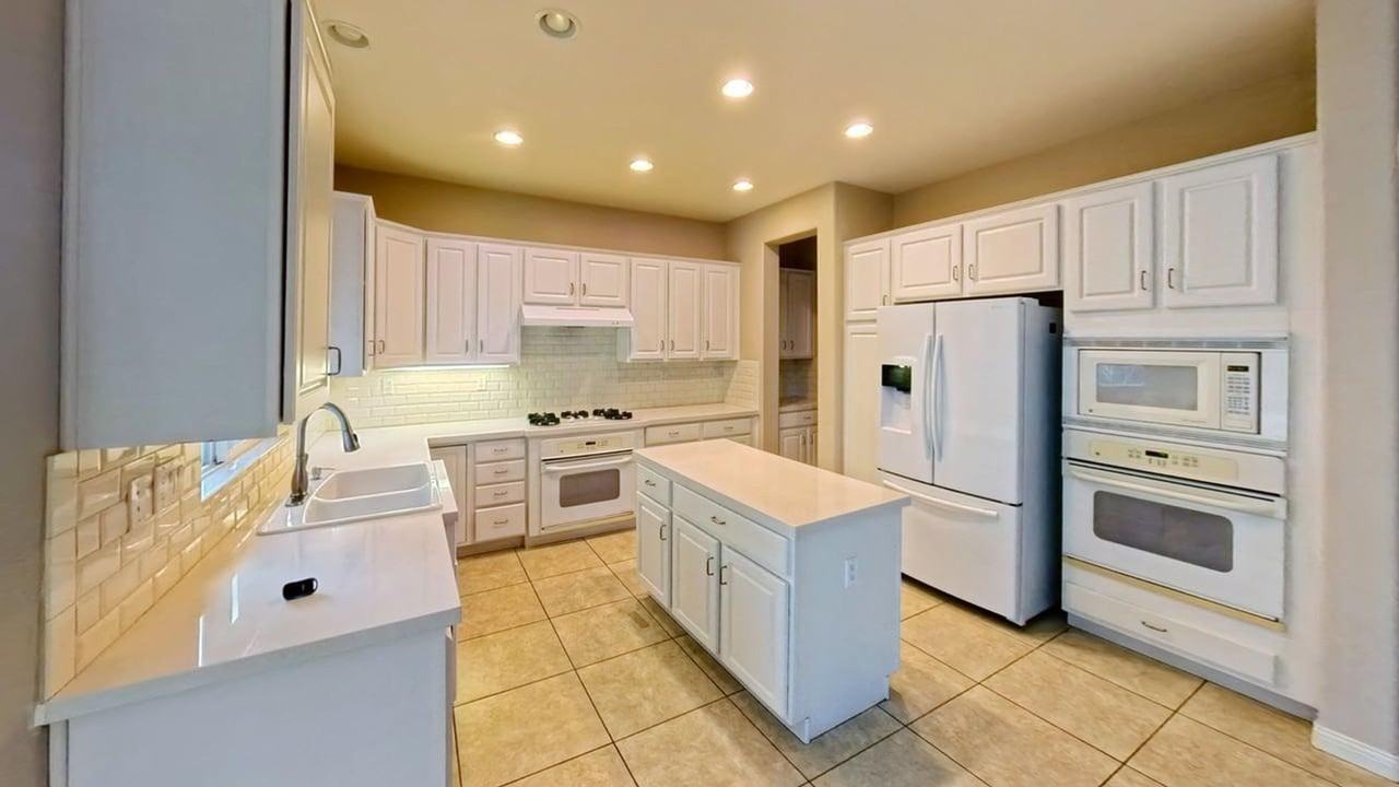 7912 E Hampshire Rd - Photo 4 of 28