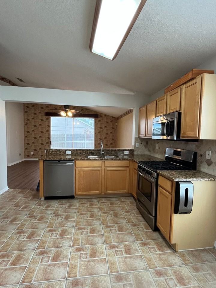 12412 Castlemain Trl - Photo 5 of 28