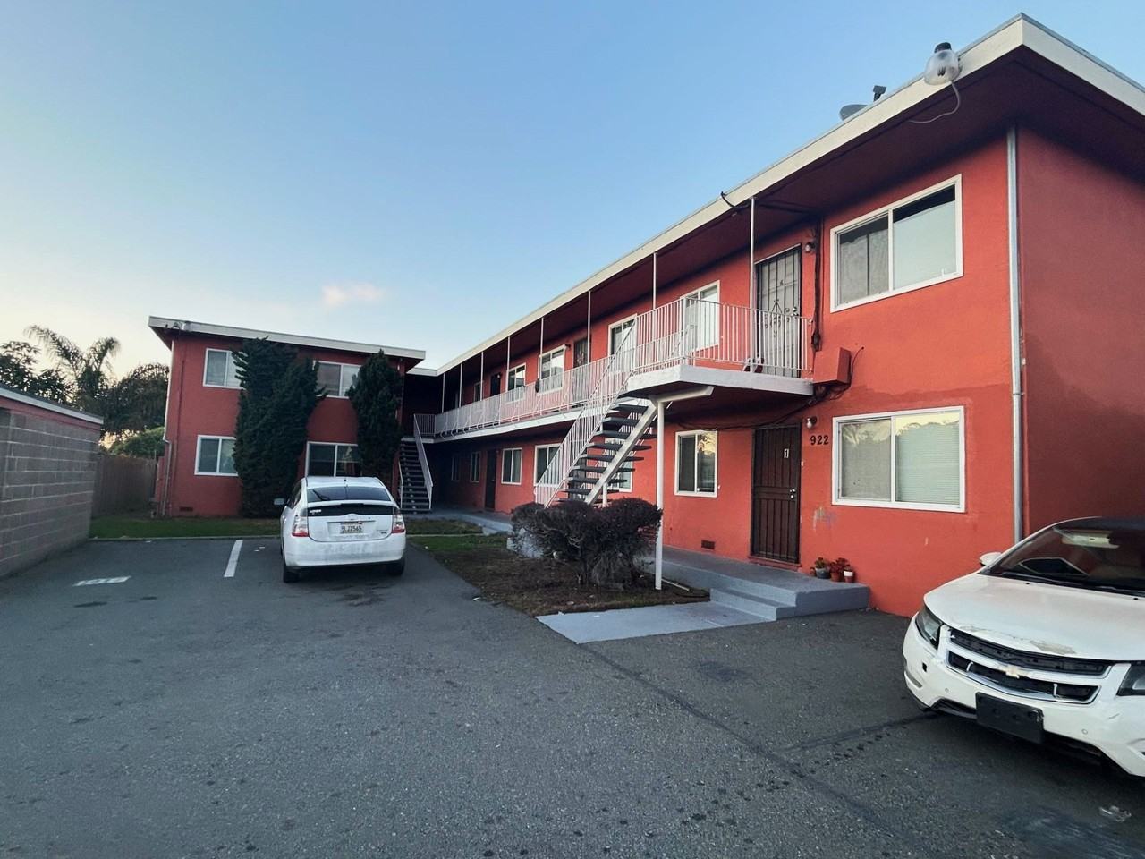 945 S 45th St - Photo 2 of 4