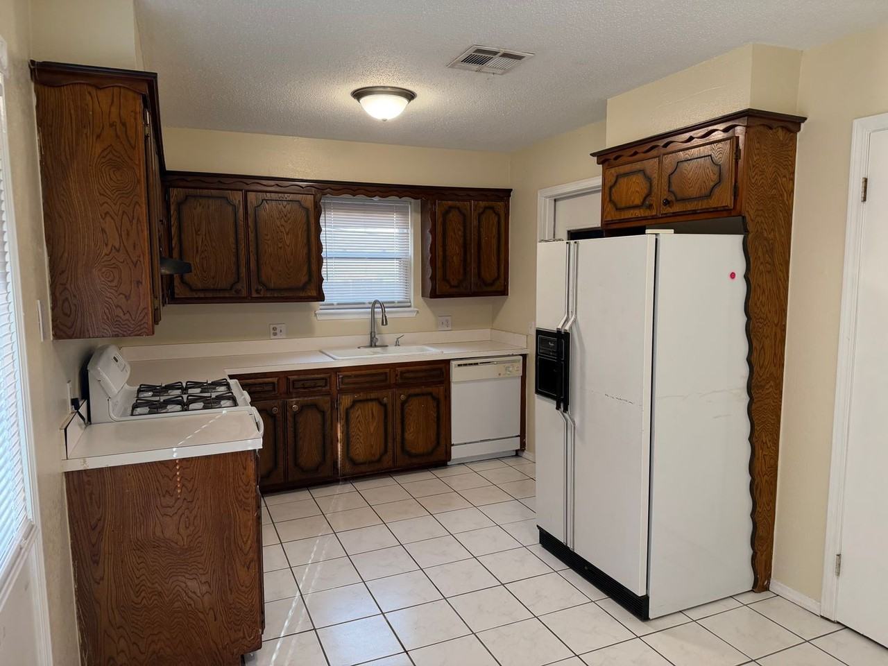 116 Robin Ln - Photo 3 of 15