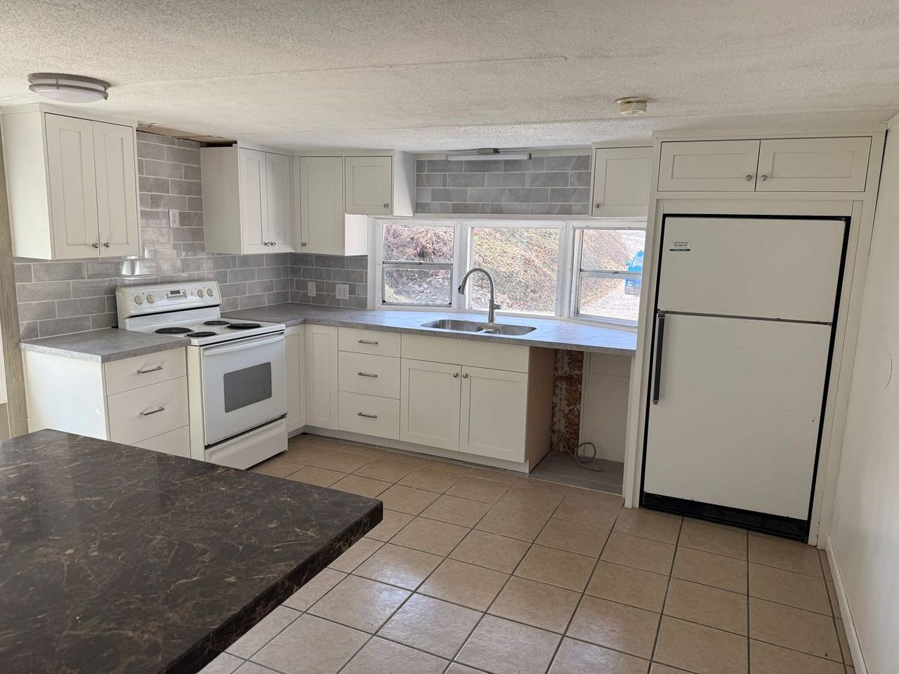 405 River Rd Se - Photo 2 of 9