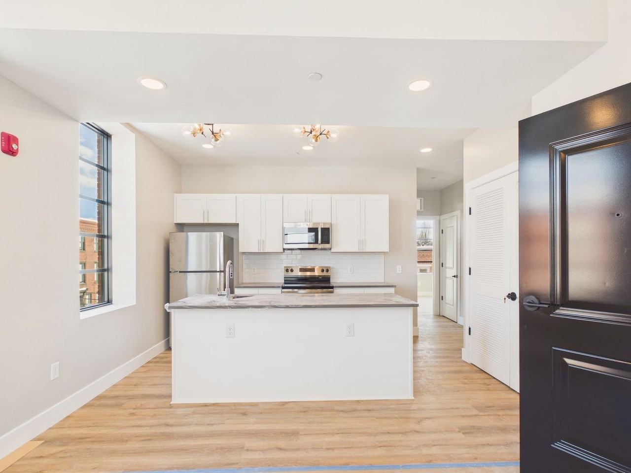 1122 Green St - Photo 3 of 19