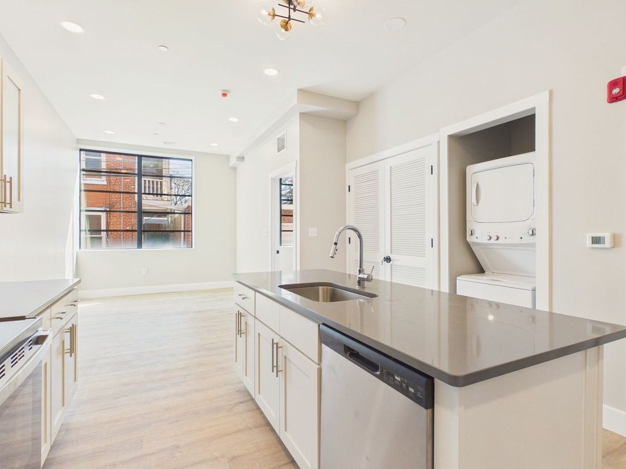 1122 Green St - Photo 4 of 19