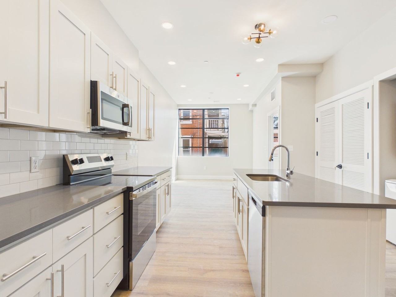 1122 Green St - Photo 5 of 19