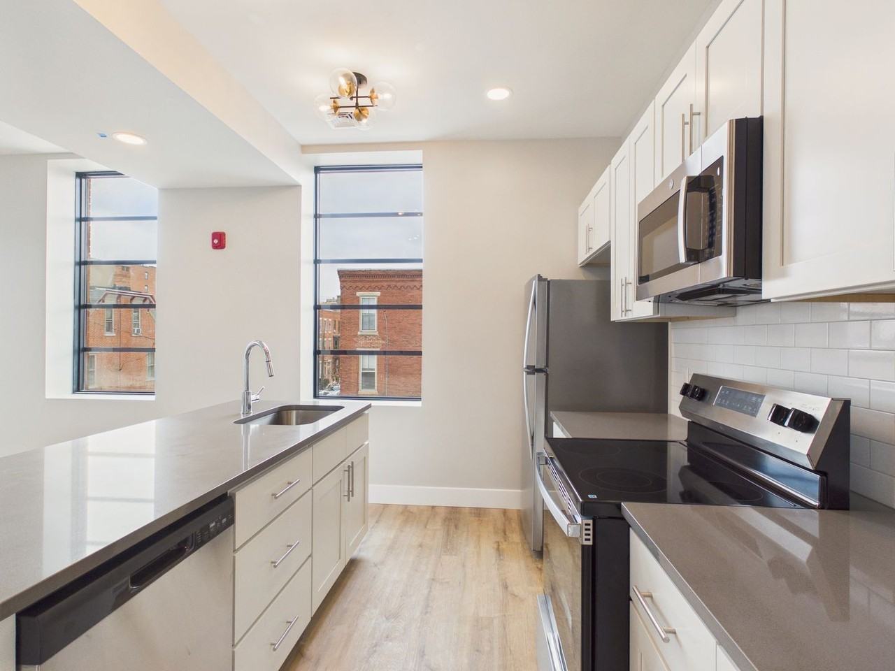 1122 Green St - Photo 6 of 19