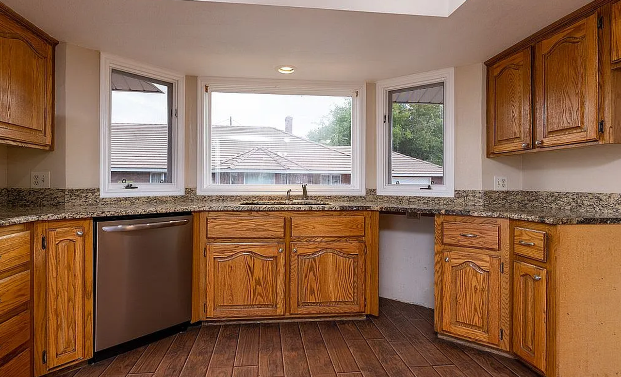 623 E 160 S - Photo 2 of 32