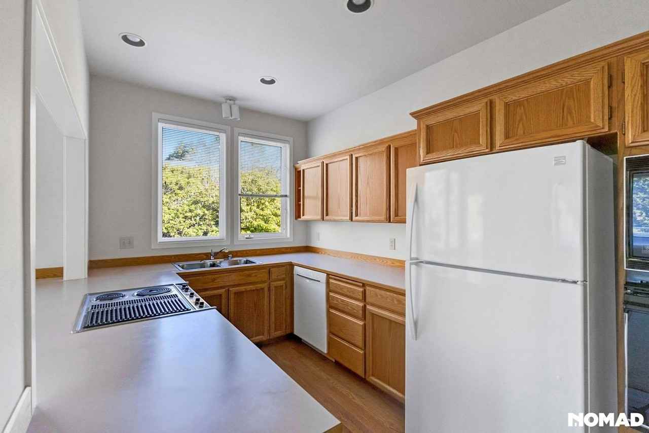 60 Fairway Ln #D - Photo 2 of 32