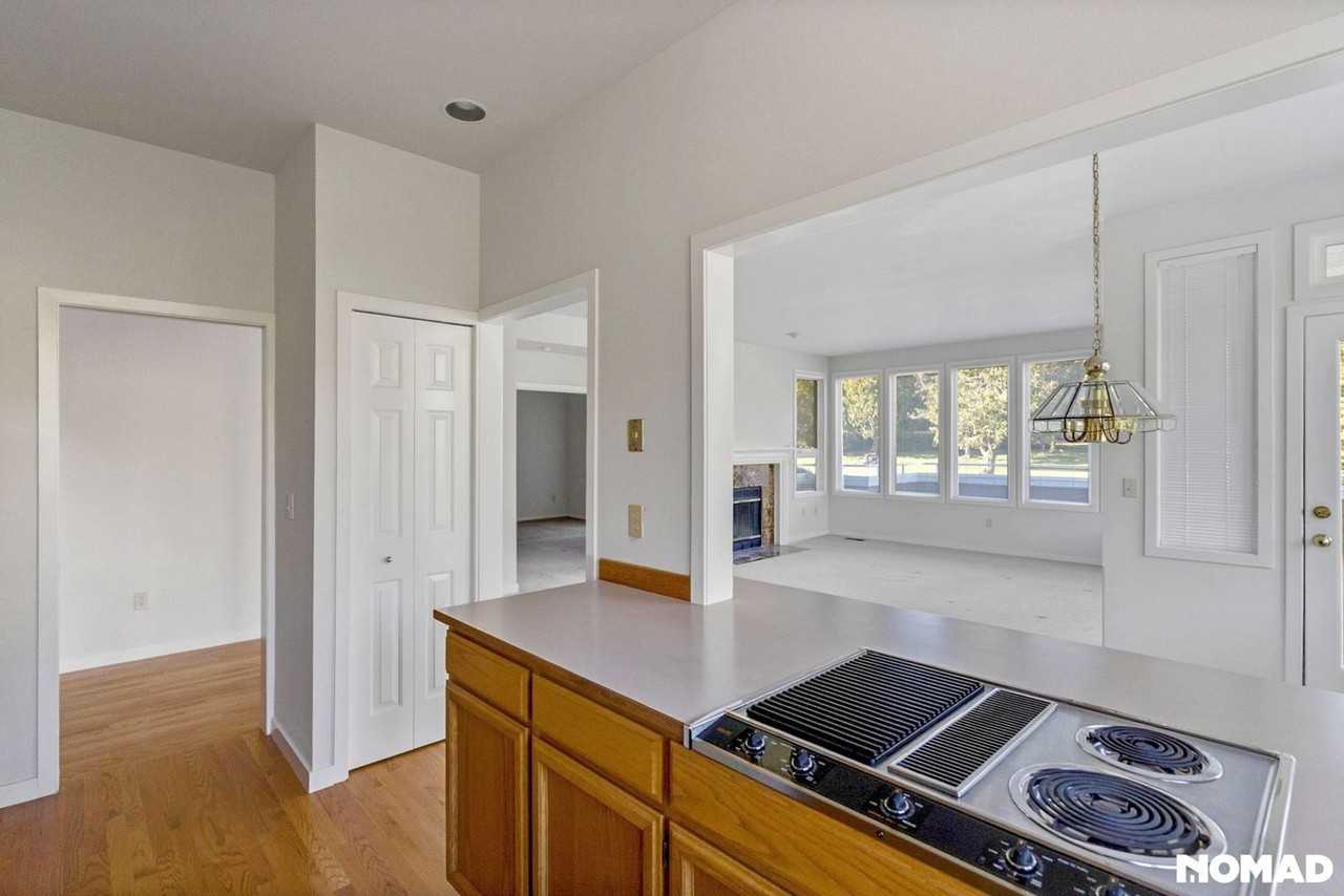 60 Fairway Ln #D - Photo 3 of 32