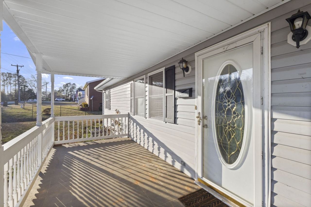 242 Dodd St - Photo 3 of 30