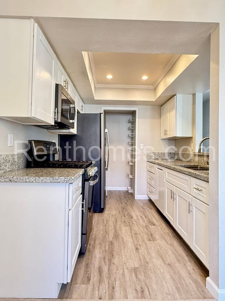 9438 Twin Trails Dr #201 - Photo 6 of 36