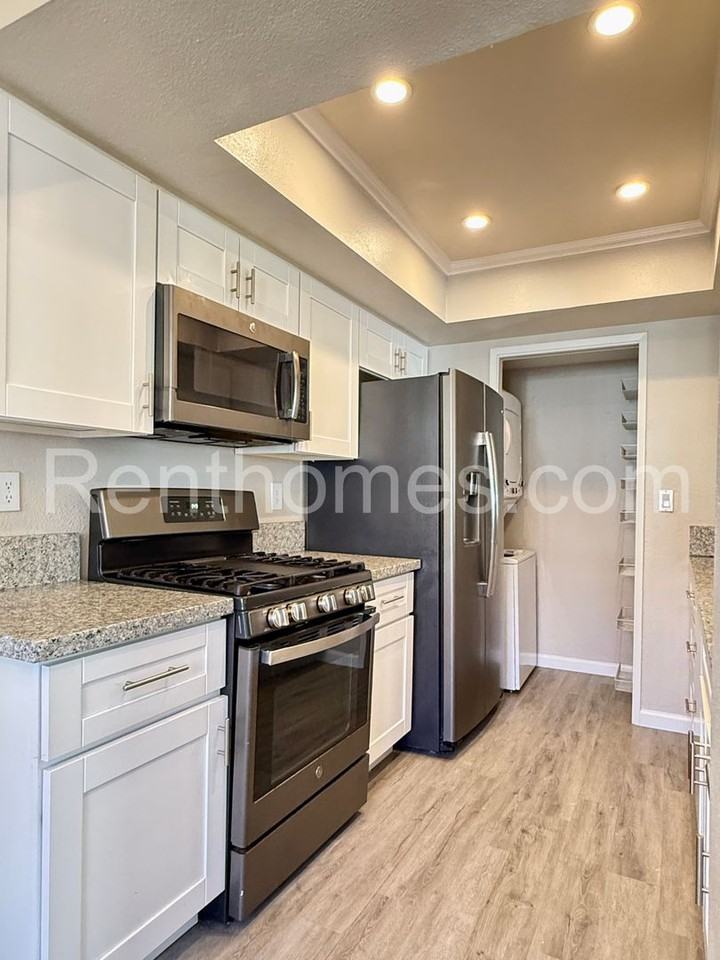 9438 Twin Trails Dr #201 - Photo 7 of 36