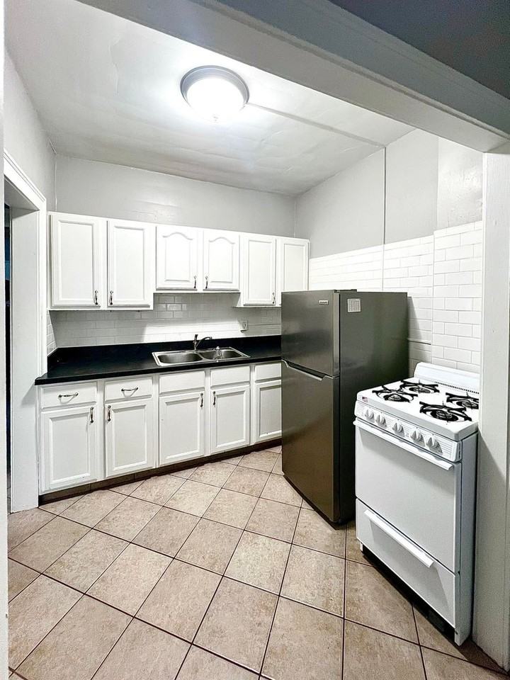 3726 W 159th - Photo 3 of 10