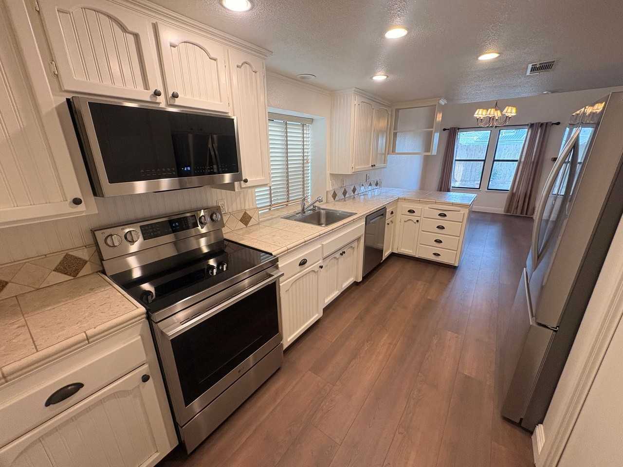 1216 W Whispering Pines Ct - Photo 5 of 17