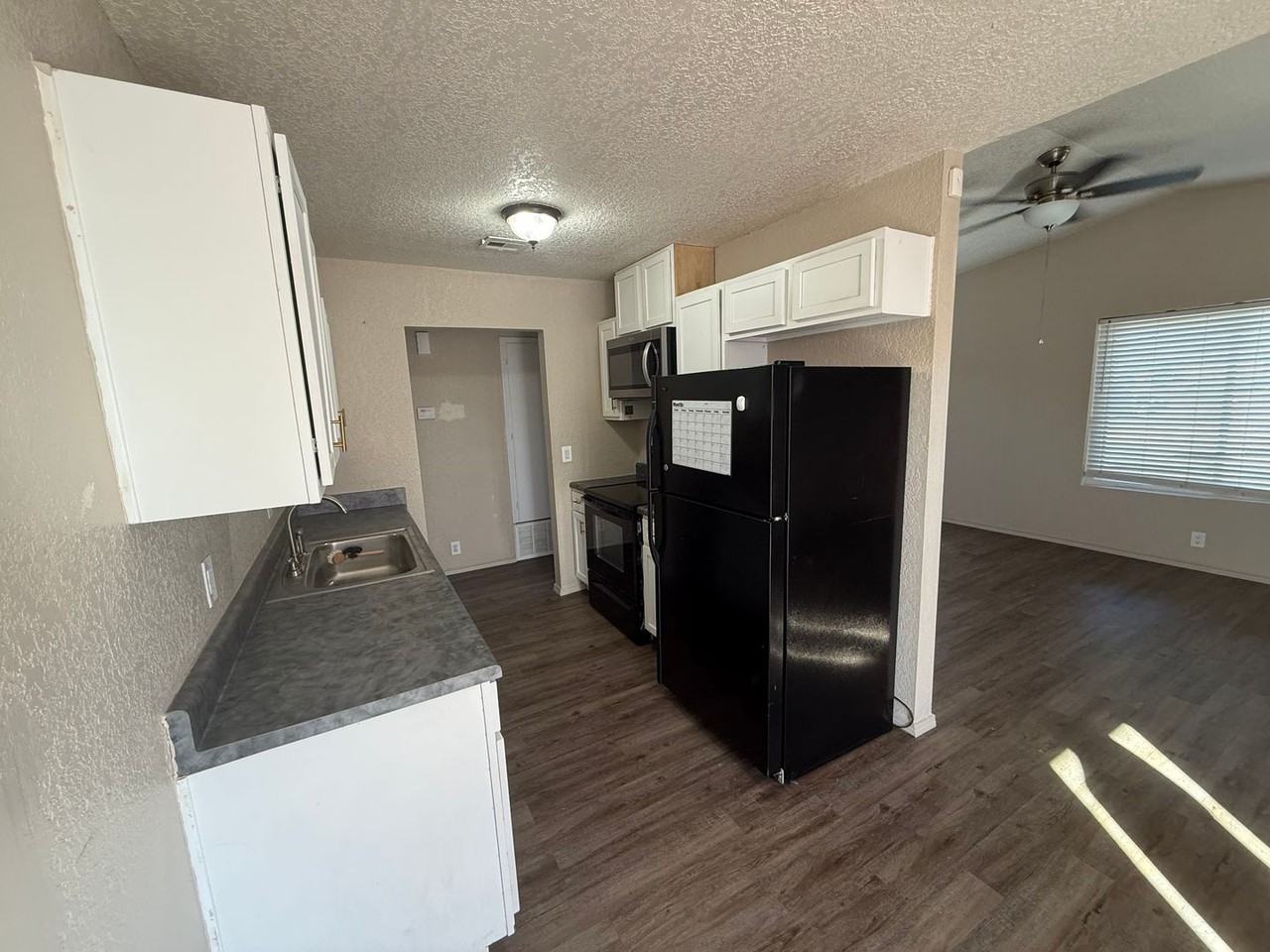 424 Dauphin Ave - Photo 2 of 7