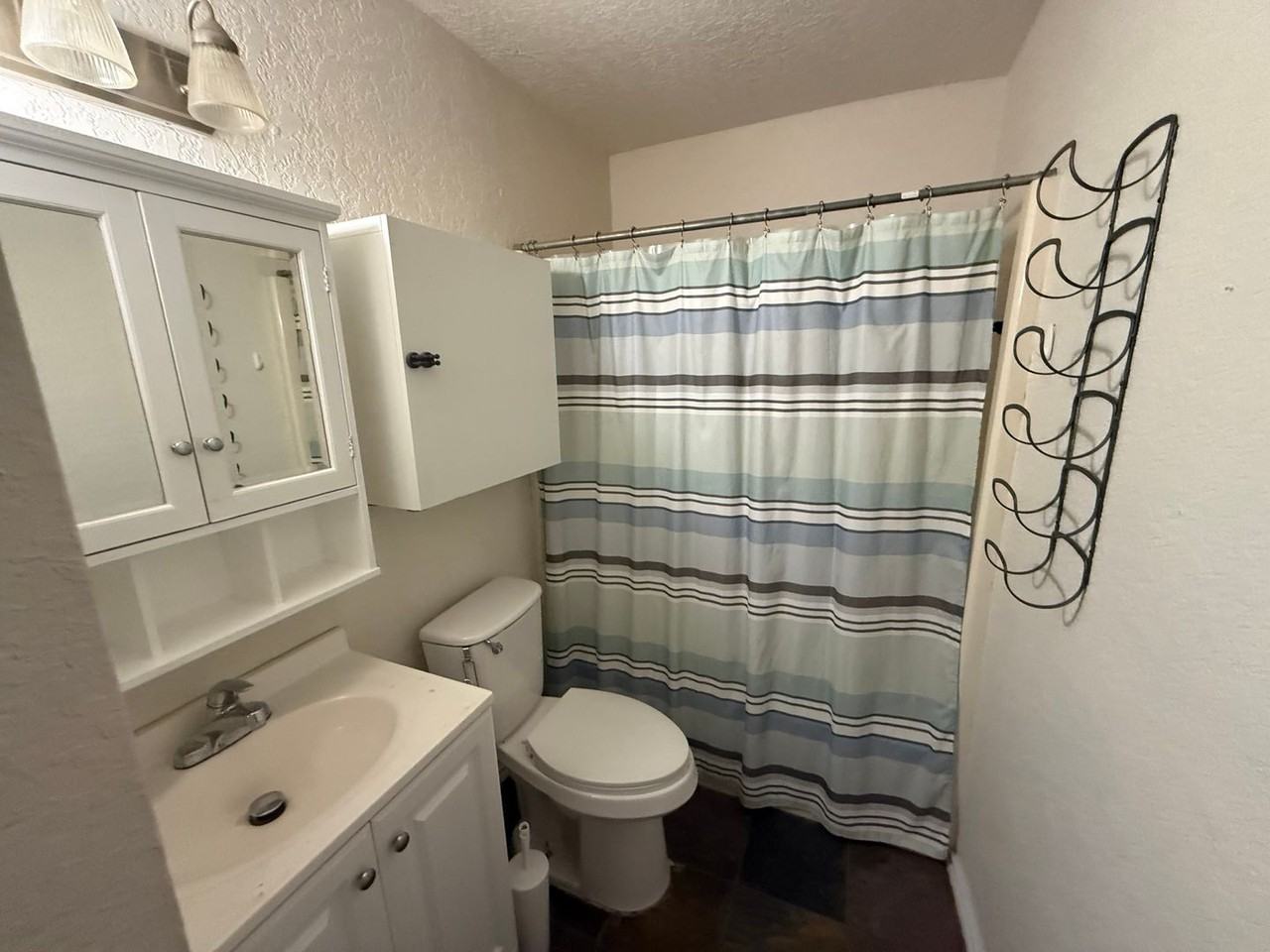 424 Dauphin Ave - Photo 3 of 7