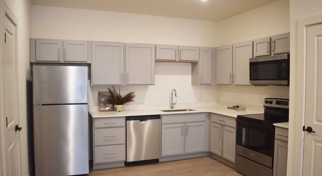 Fairway Flats Apartments - Photo 3 of 18
