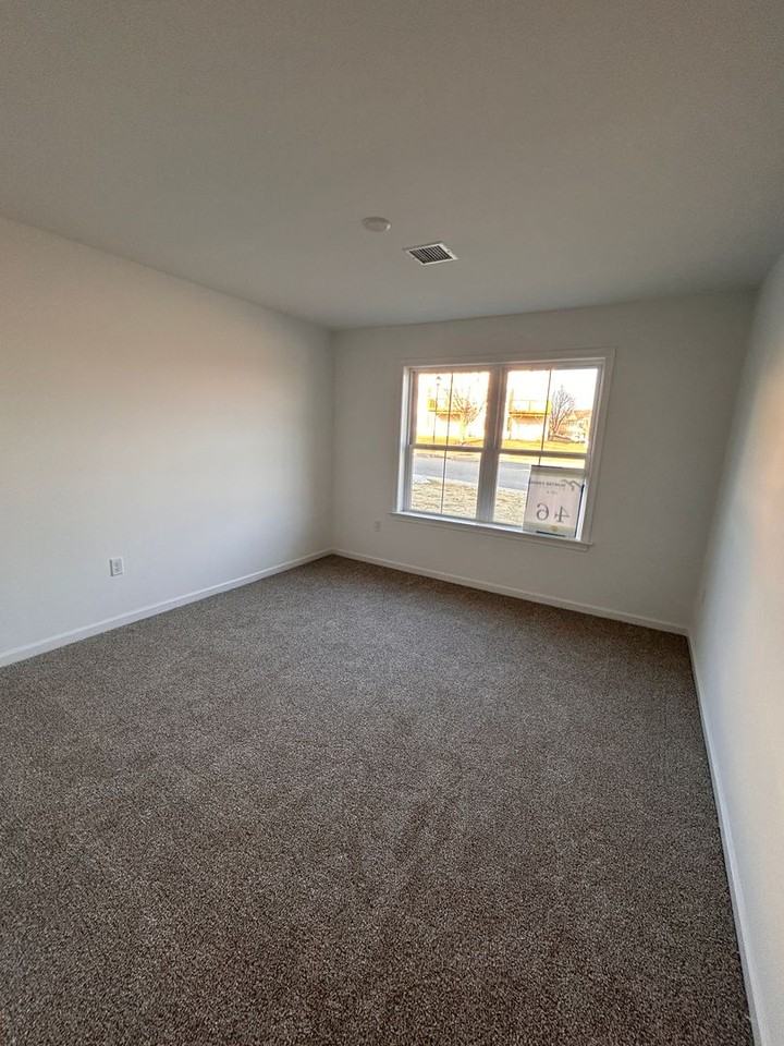 102 Pilgrim Dr - Photo 7 of 21