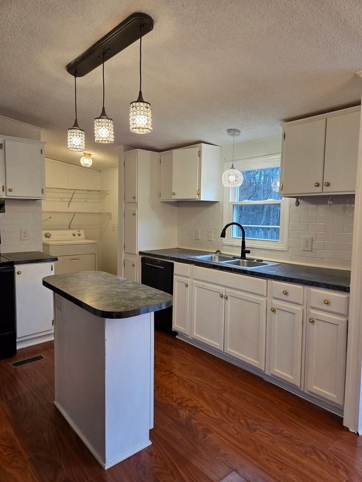 1027 Monterey Dr - Photo 4 of 15