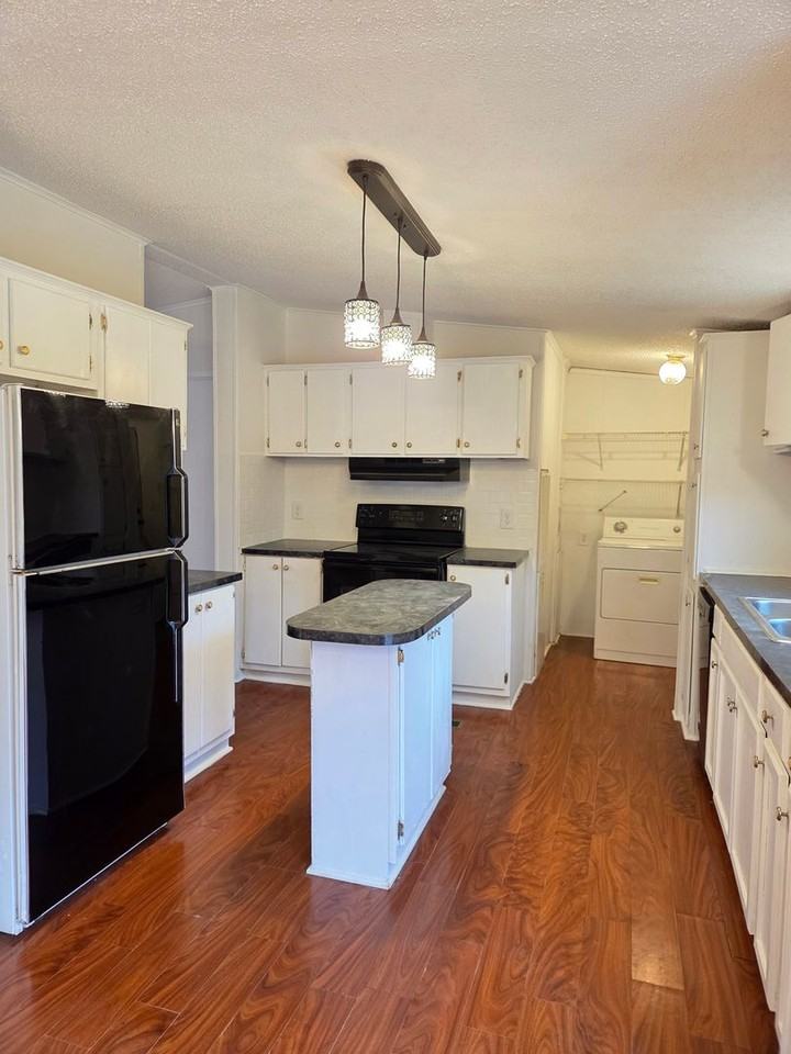 1027 Monterey Dr - Photo 5 of 15