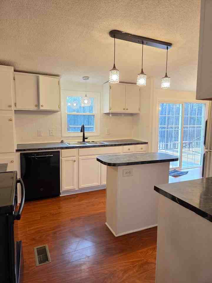 1027 Monterey Dr - Photo 6 of 15