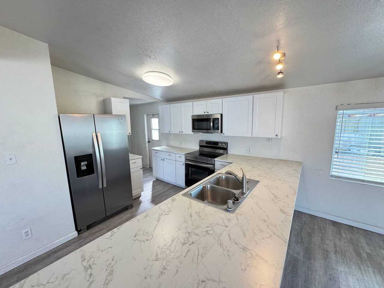 4905 Fuentes Cir - Photo 3 of 31