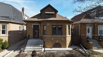 2931 N Lowell Ave - Photo 1 of 1