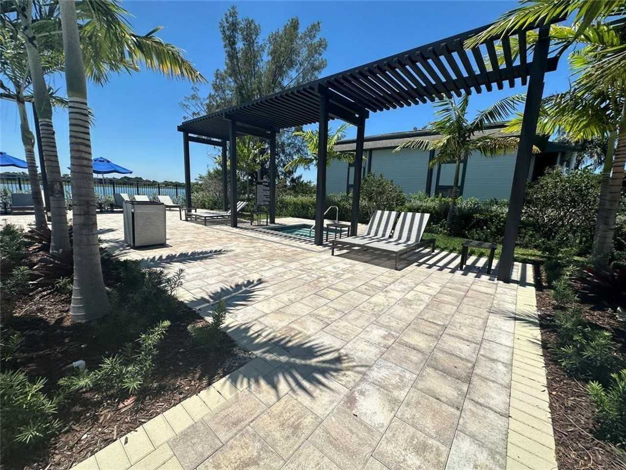 315 Ne 208th Ter - Photo 3 of 27