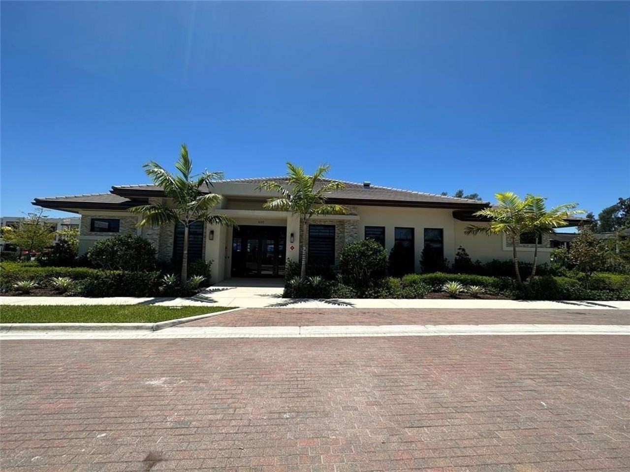 315 Ne 208th Ter - Photo 5 of 27