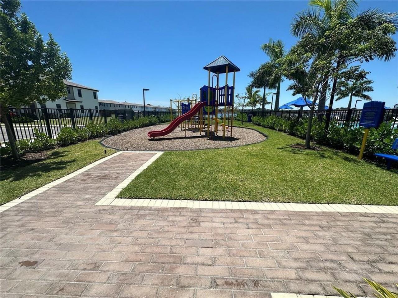 315 Ne 208th Ter - Photo 7 of 27